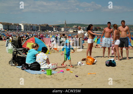 Weymouth Dorset England UK Tourists on the beach in this popular west country town on the south coast Stockfoto