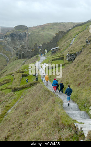 Touristen in Tintagel Castle Cornwall England UK Stockfoto