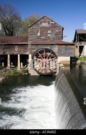 Der Wasserfall und die alte Mühle in Pigeon Forge Tennessee USA Stockfoto