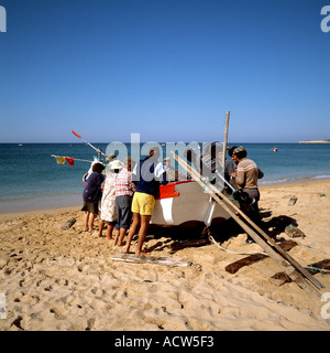 PORTUGAL ALGARVE ARMACO DE PERA FISCHER UND FISCHERBOOT AM STRAND Stockfoto