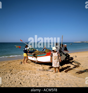 PORTUGAL ALGARVE ARMACO DE PERA FISCHER UND FISCHERBOOT AM STRAND Stockfoto