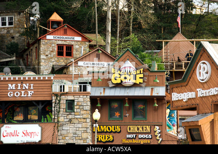 Ein Hang einkaufen und Entertainment-Bereich in der Innenstadt von Gatlinburg, Tennessee USA Stockfoto