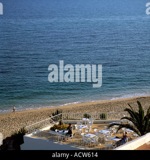 PORTUGAL ALGARVE ARMACO DE PERA HOTEL TERRASSE AM STRAND UND DEN ATLANTISCHEN OZEAN Stockfoto