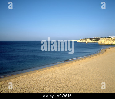 PORTUGAL ALGARVE ARMACO DE PERA STRAND UND DEN ATLANTISCHEN OZEAN Stockfoto