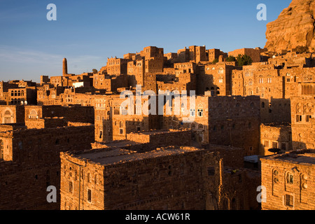 Die schöne Architektur der alten Stadt von Thulla bei Sonnenaufgang Jemen Stockfoto