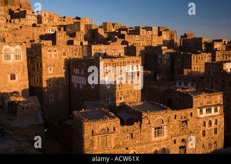 Die schöne Architektur der alten Stadt von Thulla bei Sonnenaufgang Jemen Stockfoto