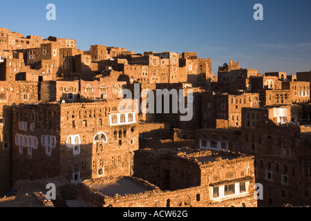 Die schöne Architektur der alten Stadt von Thulla bei Sonnenaufgang Jemen Stockfoto