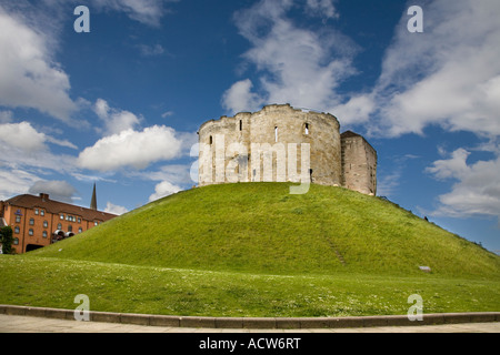 CLIFFORDS TURM IN YORK MIT DEM HILTON HOTEL AUF DER LINKEN SEITE Stockfoto