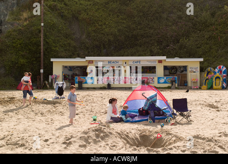 Strand Café New Quay (Newquay / Cei Newydd) Ceredigion West Wales Küste, UK, Sommernachmittag Stockfoto