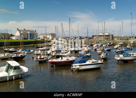 Yachten Segelboote und Motorboote in Aberaeron Hafen Marina Ebbe Sommermorgen, Wales UK Stockfoto