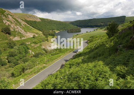 einzigen Auto fahren entlang der Straße in die Elan-Tal in der Nähe von Rhayader Powys Mitte Wales Frühling Frühling grün Stockfoto