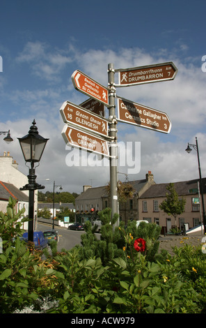 Irland County Donegal Ardada High Street Tourist Information Richtung unterschreibt in Gälisch-Englisch Stockfoto