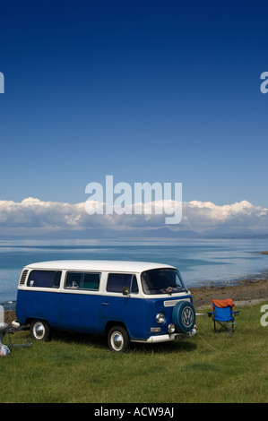 CAE Du Campingplatz Rhosllefain, Tywyn Gwynedd - VW Wohnmobil geparkt am Strand mit Snowdonia Berge in der Ferne, Wales Stockfoto