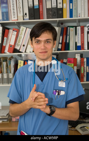 junger rumänischer Einwanderer männlichen Arzt am Bronglais Krankenhaus Ceredigion National Health Trust Aberystwyth Wales Stockfoto