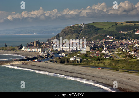 Aberystwyth Ceredigion Cardigan Bay west wales Gesamtansicht gesehen aus dem Süden zeigt Stadt Burg Hafen Marina und Küste Stockfoto