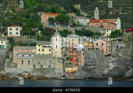 Vernazza angesehen vom Meer entfernt. Cinque Terre, Ligurien, Norditalien, Europa. Stockfoto