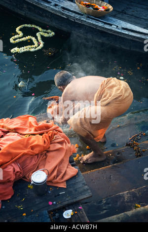 Ein Heilige Mönch Mönch wäscht im indischen Ganges Varanasi Benares Stockfoto