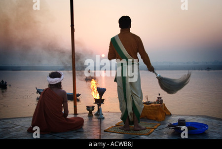 Hindi Priester salutieren der Sonne im indischen Ganges Varanasi Benares Stockfoto