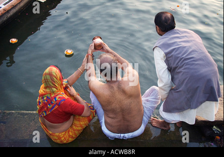 Eine Familie im Gebet im Ganges für morgen Rituale Varanasi Benares Indien beitreten Stockfoto