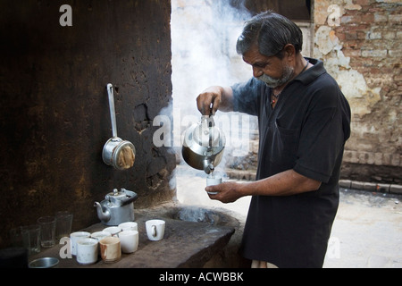 Tee-Chai-Verkäufer an der Straße Varanasi Benares-Indien Stockfoto