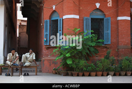 Zwei Polizisten vor einem alten Haus Varanasi Benares Indien entspannen Stockfoto