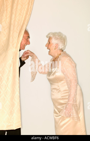 Mann eine senior Womans Hand küssen Stockfoto