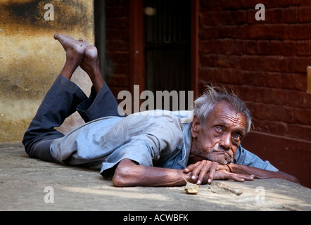 Verrückte alte liegen an der Straße Varanasi Benares-Indien Stockfoto