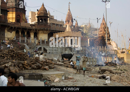 Die brennenden Ghats, wo Körper eingeäschert werden, und ein Begräbnis Preis richtet sich nach Gewicht der Holz Varanasi Benares Indien Stockfoto