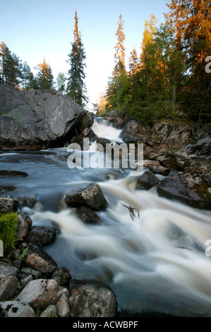 Schönen Sommerabend am Fluss Svinna in Våler Kommune, Østfold, Norwegen. Der Fluss ist ein Teil des Wassers, das System namens Morsavassdraget. Stockfoto