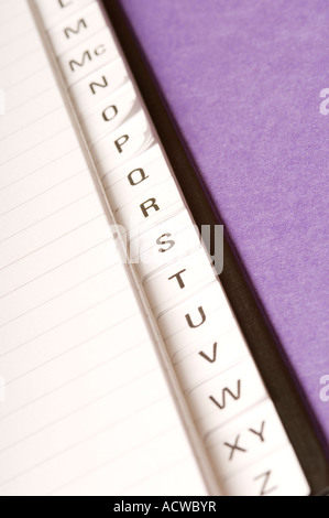 Nahaufnahme der Indexbuchstaben Alphabet auf Adressbuchseiten Stockfoto