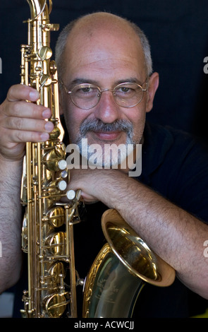 Saxophonist mit instrument Stockfoto