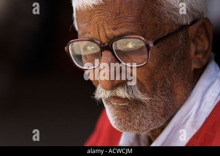 Stark brillentragende Mann Delhi Indien Stockfoto