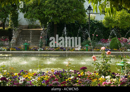 Der Garten des Alcazar in Cordoba ist eine Mischung aus Wasserspielen mit Baum und Blumen gesäumten Wege - Andalusien, Spanien Stockfoto