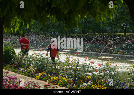 Der Garten des Alcazar in Cordoba ist eine Mischung aus Wasserspielen mit Baum und Blumen gesäumten Wege - Andalusien, Spanien Stockfoto