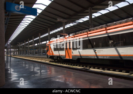 Ein Zug im Bahnhof in Córdoba, Andalusien, Andalusien, Südspanien Stockfoto