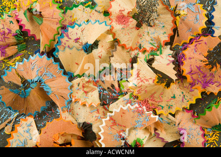 Schärfen von Sägemehl und Holzspänen Farbe Farbstift Stockfoto