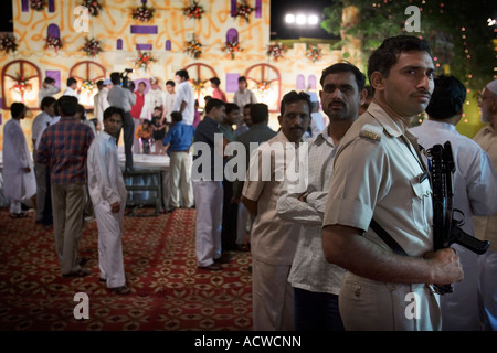 Hohe Sicherheit bei Hochzeit des Sohnes des Imam von Delhi Indien mit Soldaten und 2000 Gäste Stockfoto