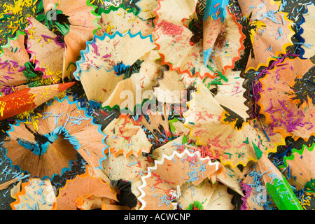 Schärfen von Sägemehl und Holzspänen Farbe Farbstift Stockfoto