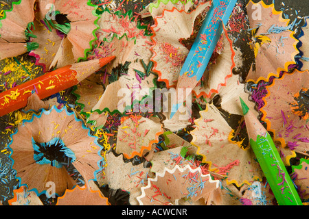 Schärfen von Sägemehl und Holzspänen Farbe Farbstift Stockfoto