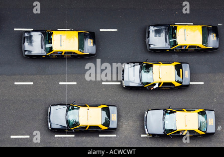 Taxis, die auf einer belebten Straße von oben auf Stockfoto