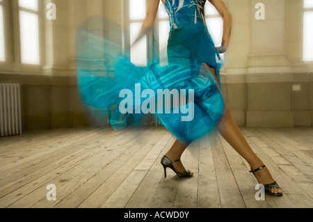 Frau Tänzerin in einem blauen Kleid in eine alte Mode-Tanzsaal Stockfoto