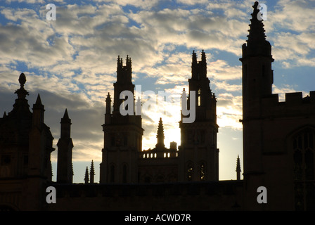 Hawksmoor die Zwillingstürme des All Souls College Silhouette am frühen Morgen, Oxford, England, UK Stockfoto