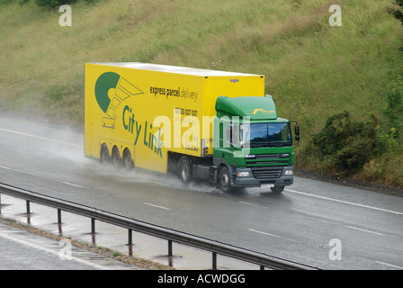 City Link LKW bei regnerischen Bedingungen auf M40 Autobahn, Warwickshire, England, UK Stockfoto