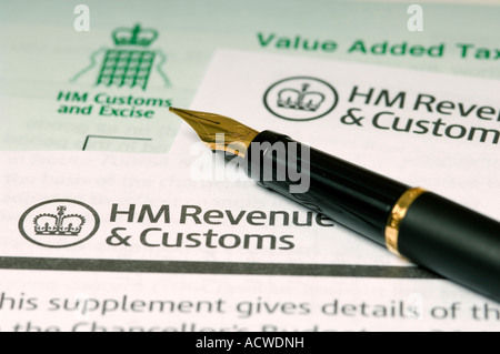 In der Steuererklärung Briefe und Füllfederhalter HMRC England UK Vereinigtes Königreich GB Grossbritannien Stockfoto