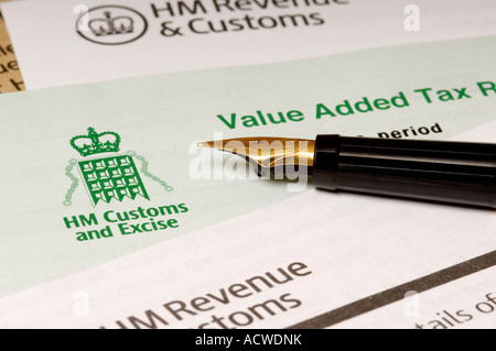 HM Revenue and Customs value added tax VAT return letters and Fountain Pen HMRC England UK Vereinigtes Königreich GB Großbritannien Stockfoto