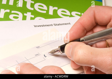 Nahaufnahme von Mann schreiben Prüfen mit Füllfederhalter Stockfoto