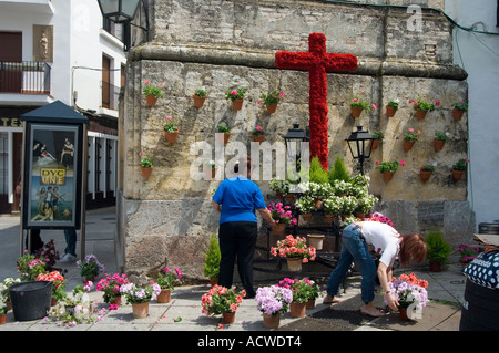 Die drei Tage des Cruces de Mayo (Kreuze des Mai) starten Sie eine Monat lang Nonstop-Fiesta in Córdoba, Andalusien, Spanien Stockfoto