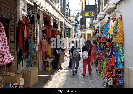 Die engen Gassen in der Nähe der Mezquita in Cordoba sind voll von den üblichen klebrigen Souvenir-Shops, Andalusien, Spanien Stockfoto