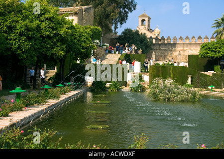 Der Garten des Alcazar in Cordoba ist eine wunderbare Mischung aus Wasser Features mit Baum und Blumen gesäumten Wege-Andalusien, Spanien Stockfoto