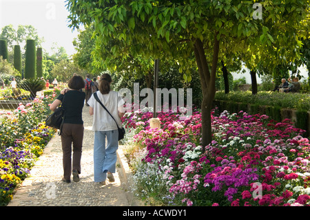 Der Garten des Alcazar in Cordoba ist eine wunderbare Mischung aus Wasser Features mit Baum und Blumen gesäumten Wege-Andalusien, Spanien Stockfoto